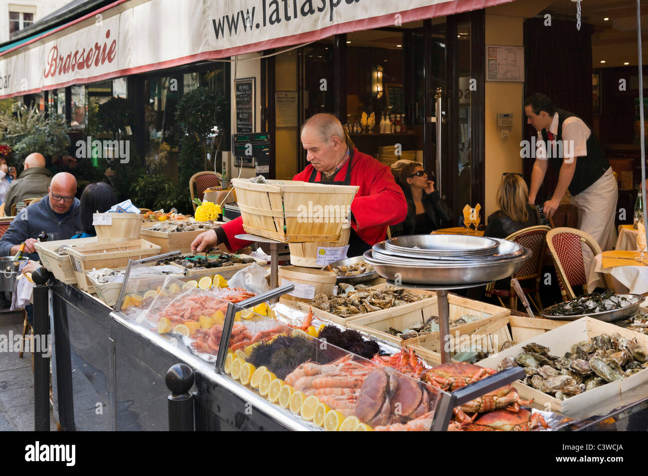 Frischer Fisch angezeigt außerhalb der Brasserie L'Atlas auf Rue Buci, Viertel Saint Germain, Paris, Frankreich Stockfoto