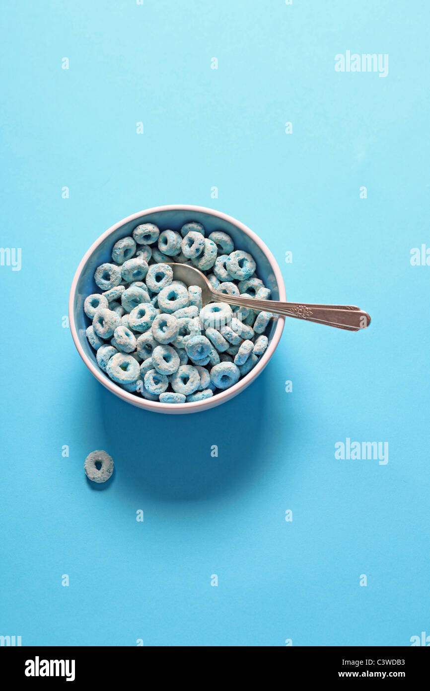 blaue Frühstücks-Cerealien in Schüssel Stockfoto