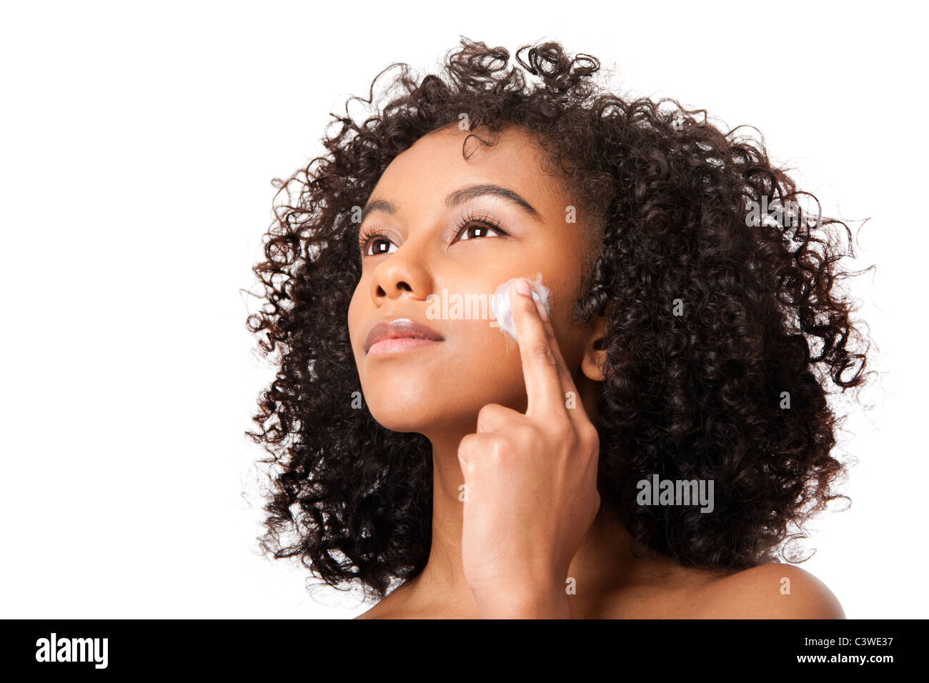 Schöne junge Brasilianerin anwenden, Massage, Peeling Creme Gesichtsmaske Anti-Aging - Hautpflege Kosmetik - isoliert. Stockfoto