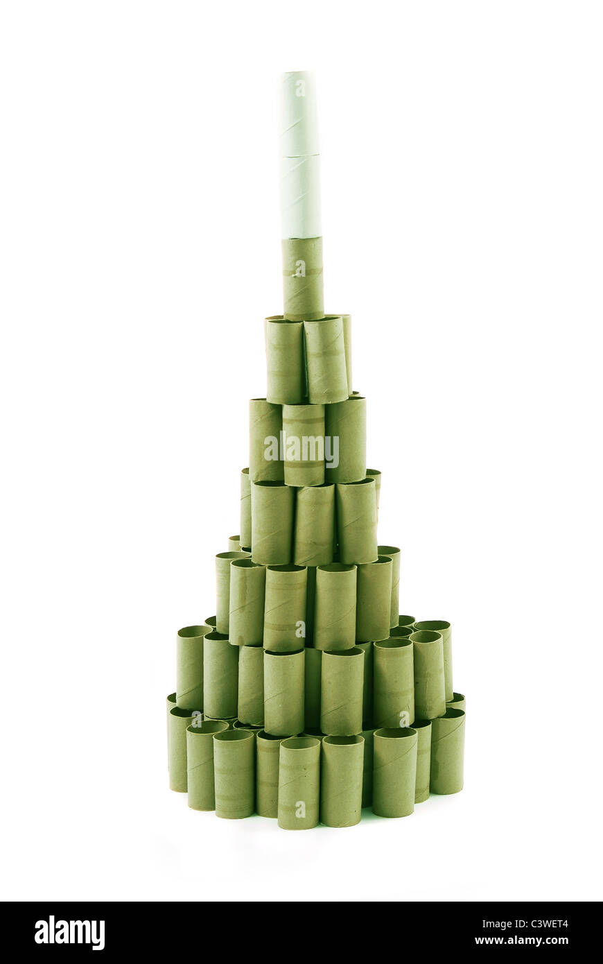 Weihnachtsbaum mit Pappe gemacht Rollen Toilettenpapier. Grün-Töne. Weißem Hintergrund Stockfoto