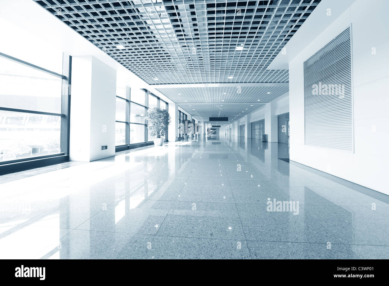 Halle des Geschäftsgebäudes mit Licht aus Fenster Stockfoto