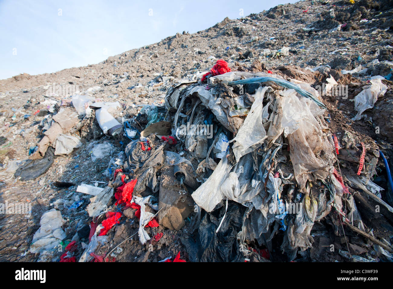 Kunststoff-Müll in einer Deponie auf Teeside, UK. Stockfoto