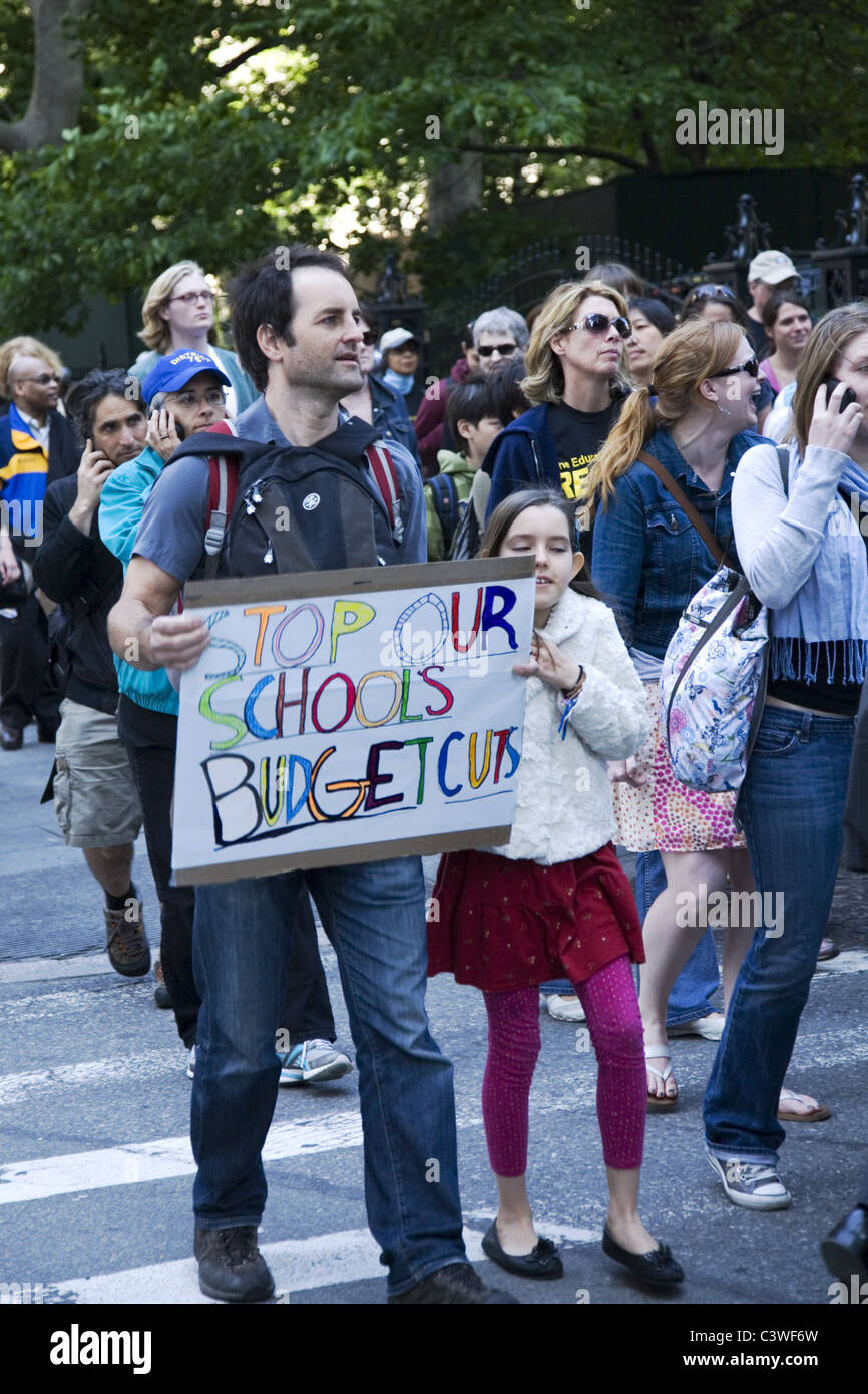 United Federation of Teachers-Mitglieder demonstrieren in der Nähe von New York City Hall gegen die vorgeschlagene Lehrer Entlassungen Stockfoto