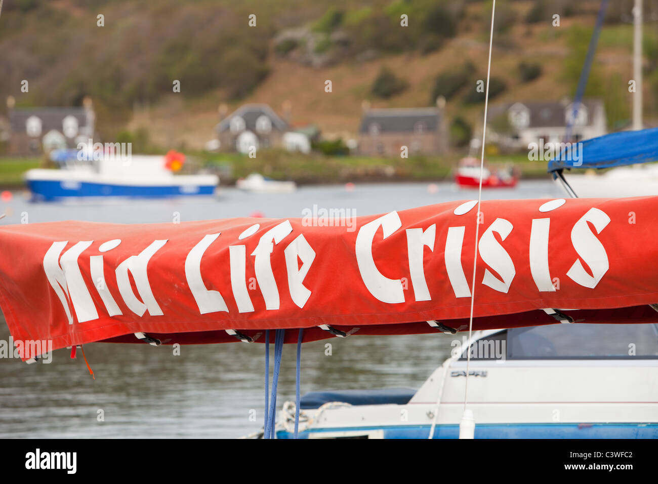 Ein Boot vor Anker im Hafen in der Nähe von Crinan, Scotland, UK Stockfoto