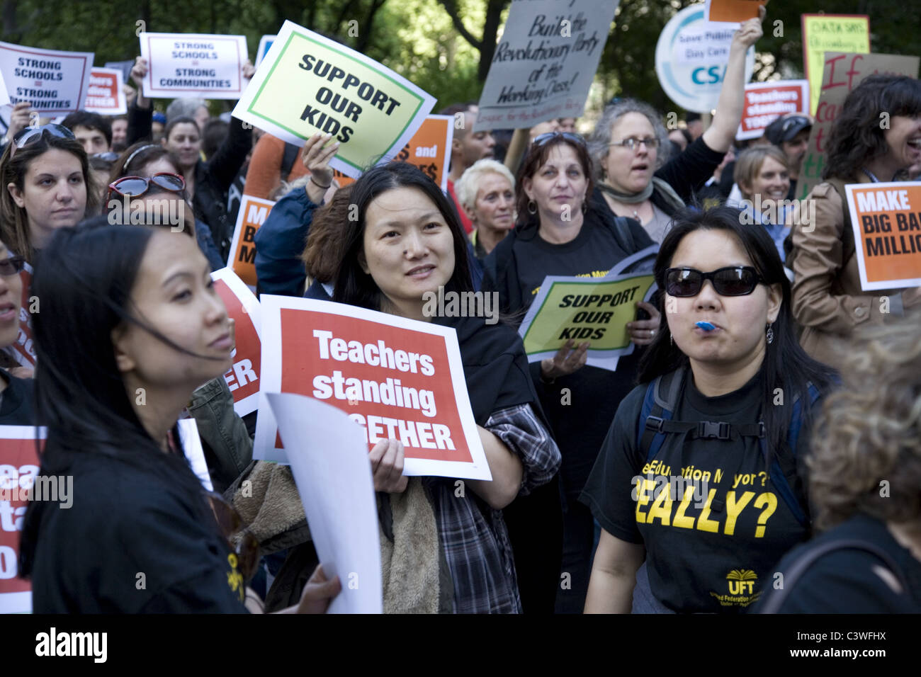 United Federation of Teachers Mitglieder und Unterstützer demonstrieren in der Nähe von New York City Hall gegen die vorgeschlagene Lehrer Entlassungen im Mai 2011 Stockfoto
