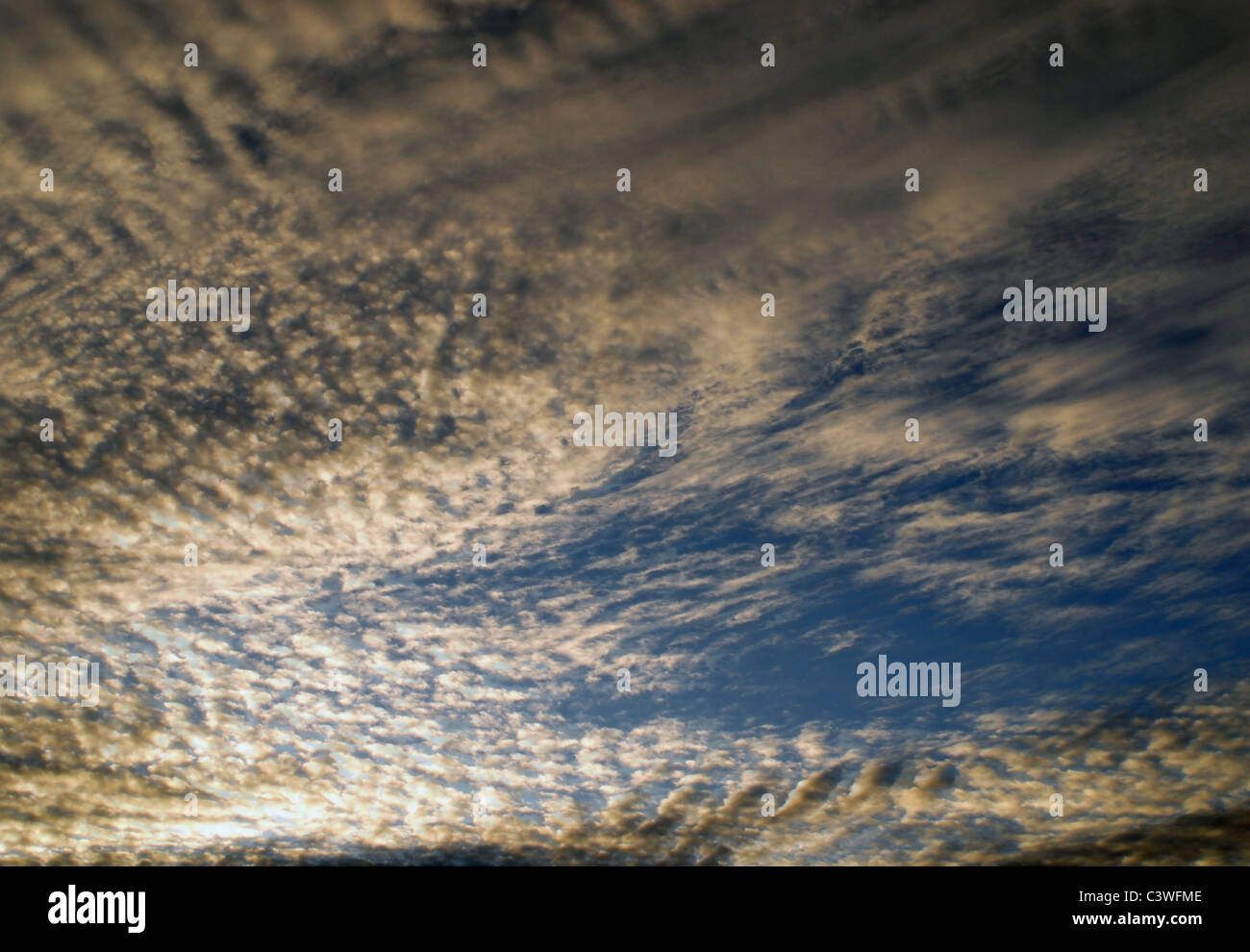 Sonne dringt Licht durch dramatische Cirruswolken. Sunrise Himmelshintergrund. Stockfoto