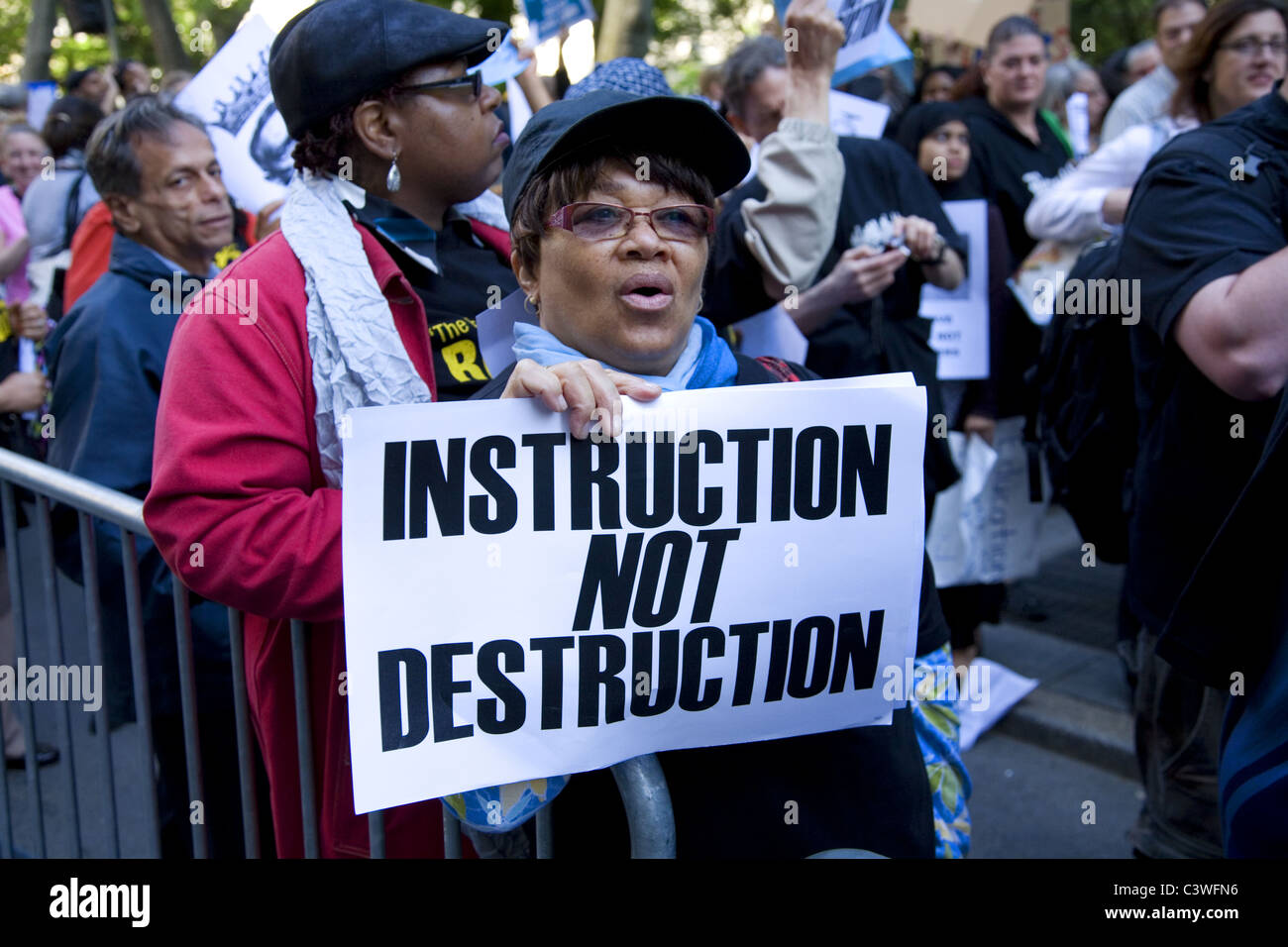 United Federation of Teachers Mitglieder und Unterstützer demonstrieren in der Nähe von New York City Hall gegen die vorgeschlagene Lehrer Entlassungen im Mai 2011 Stockfoto
