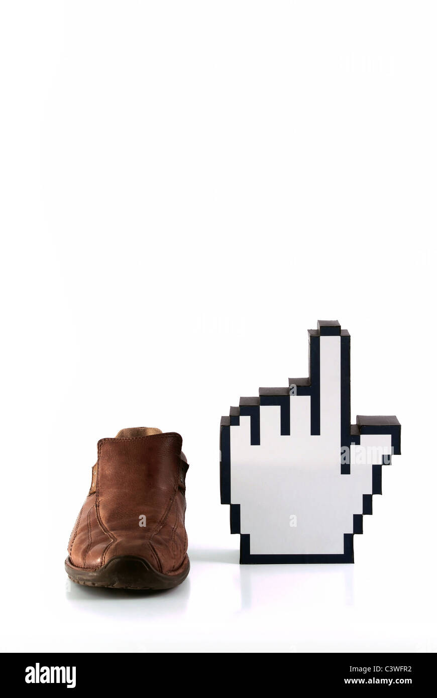 Braune Männer Schuh neben gepixelten schwarzen und weißen Cursor Hand unterschreiben auf weißem Hintergrund Stockfoto