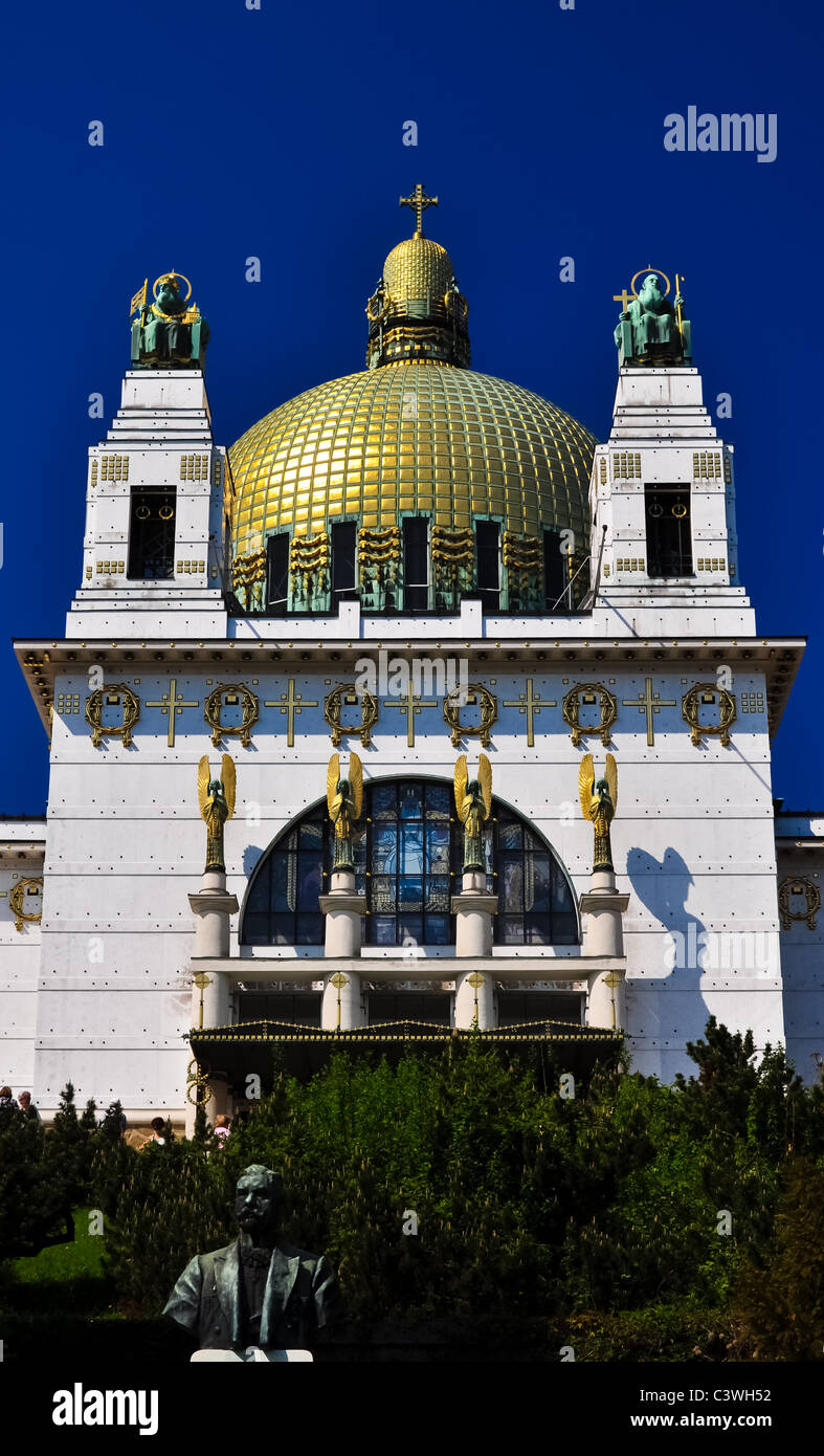 Art-Deco-Kirche in Wien mit goldener Kuppel vor blauem Himmel Stockfoto