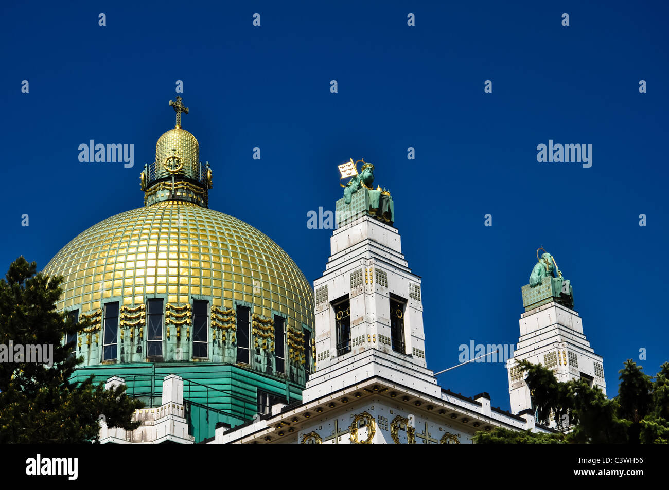 Jugendstil-Kirche in Wien mit goldener Kuppel vor blauem Himmel Stockfoto