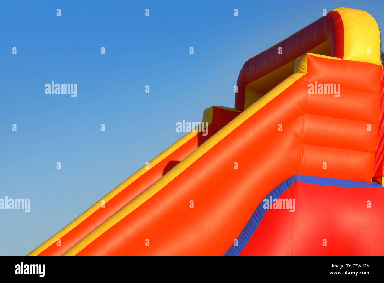 Blick bunten aufblasbaren Blow-up Spielzeug auf blauen Himmelshintergrund Stockfoto