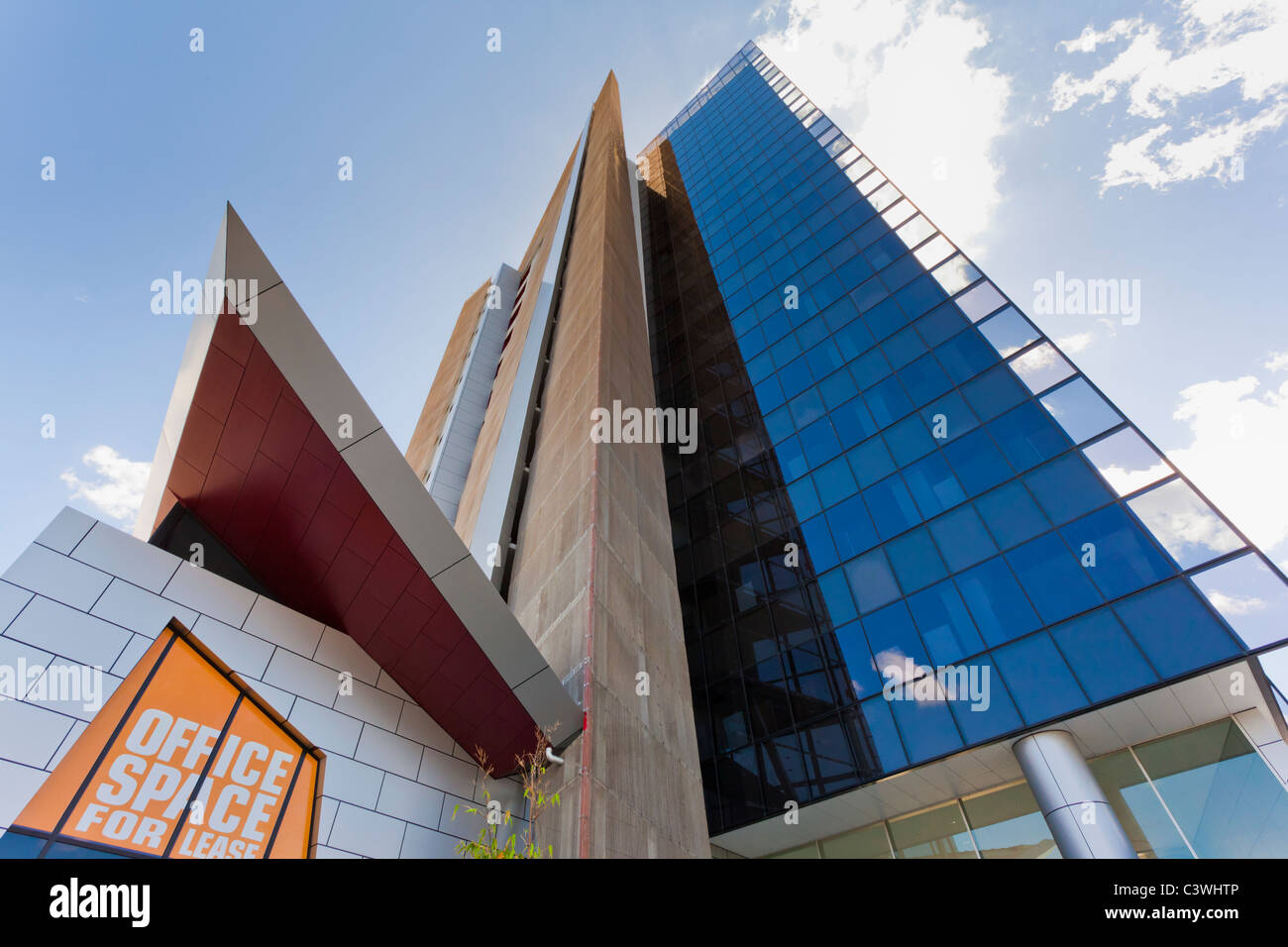 Moderne Corporate Building erschossen in der Perspektive von unten Stockfoto
