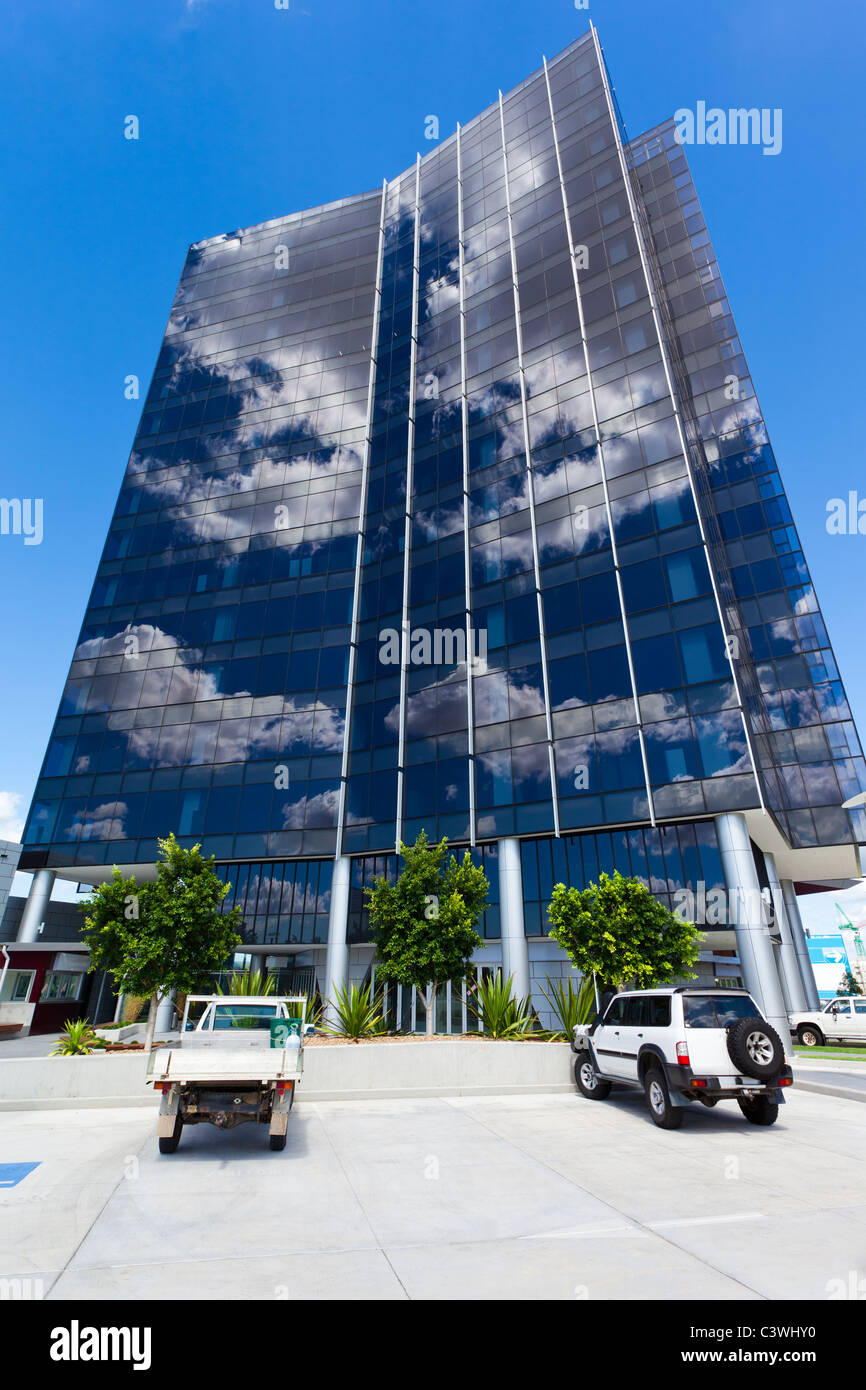 Moderne Corporate Building mit Himmel und Wolken reflektieren Stockfoto