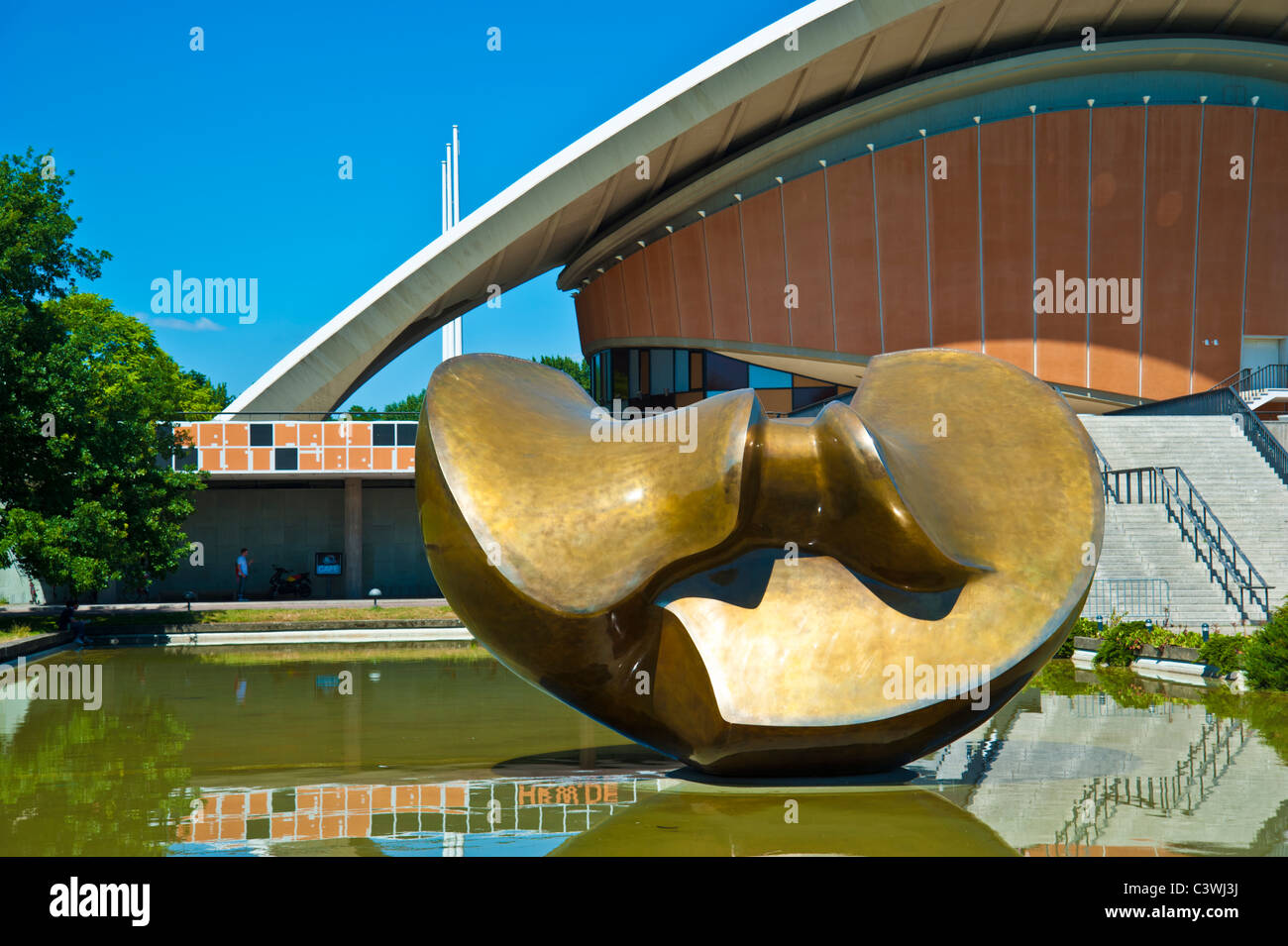 Henry Moore Skulpturen vor Haus der Kulturen der Welt, Kongresshalle, Kongresshalle, Schwangere Auster, Berlin, Deutschland Stockfoto
