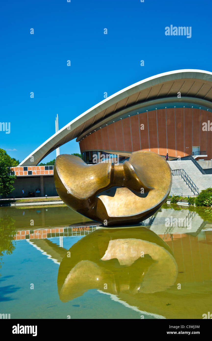 Henry Moore Skulpturen vor Haus der Kulturen der Welt, Kongresshalle, Kongresshalle, Schwangere Auster, Berlin, Deutschland Stockfoto