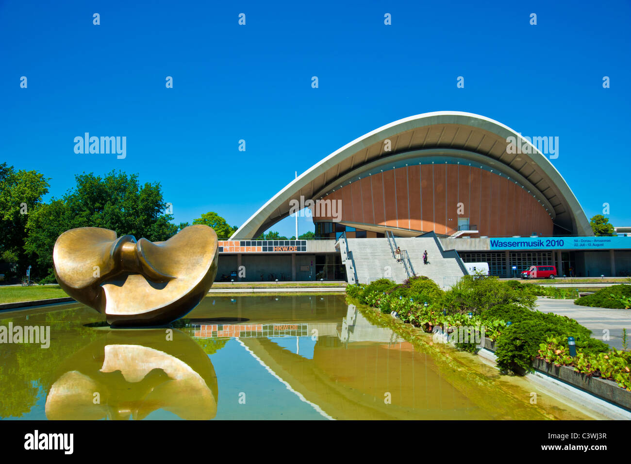 Henry Moore Skulpturen vor Haus der Kulturen der Welt, Kongresshalle, Kongresshalle, Schwangere Auster, Berlin, Deutschland Stockfoto