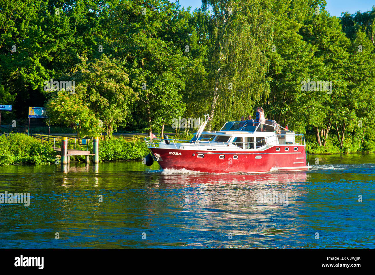 Yacht mit rotem Rumpf an Spree, Berlin, Deutschland Stockfoto