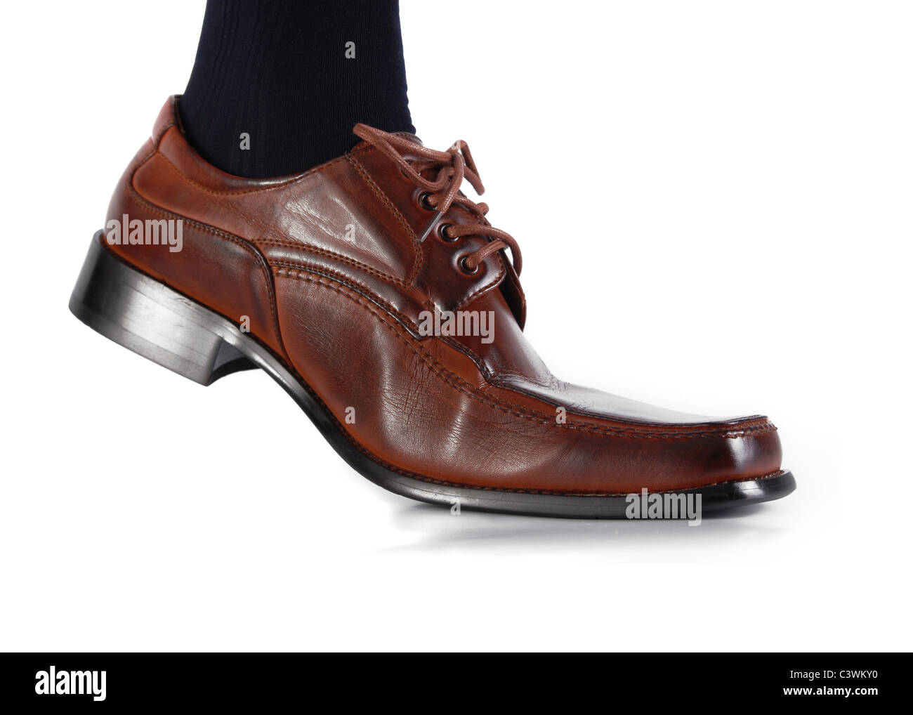 Männlichen Fuß in Stirn Schuh zu Fuß auf weißem Hintergrund Stockfoto