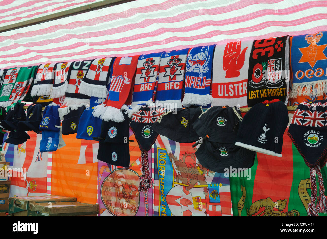 Marktstand auf einem Nordirland traditionelle Stadtfest, Verkauf von Loyalist Erinnerungsstücke Stockfoto