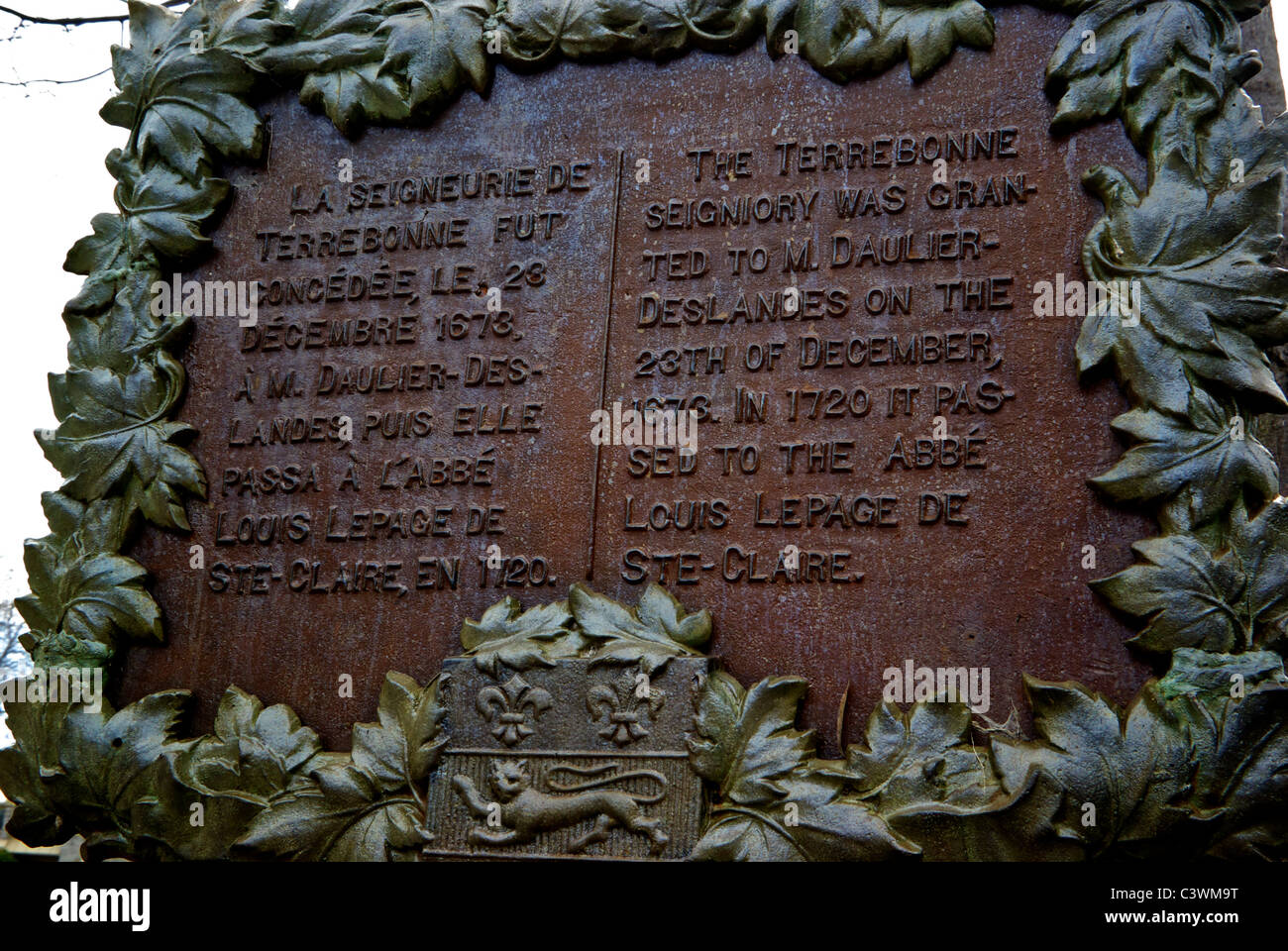 Metallplakette mit Frühgeschichte der Seigneurie Eingang Causeway, L'Ile des Moulins Museumspark im Dorf Terrebonne Stockfoto