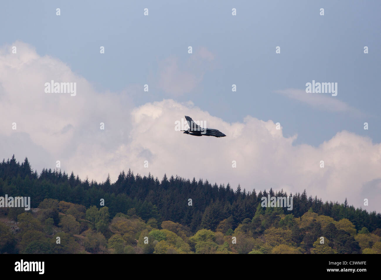 Panavia Tornado Militär niedrig fliegen über Lake Windermere Claife Hights Stockfoto