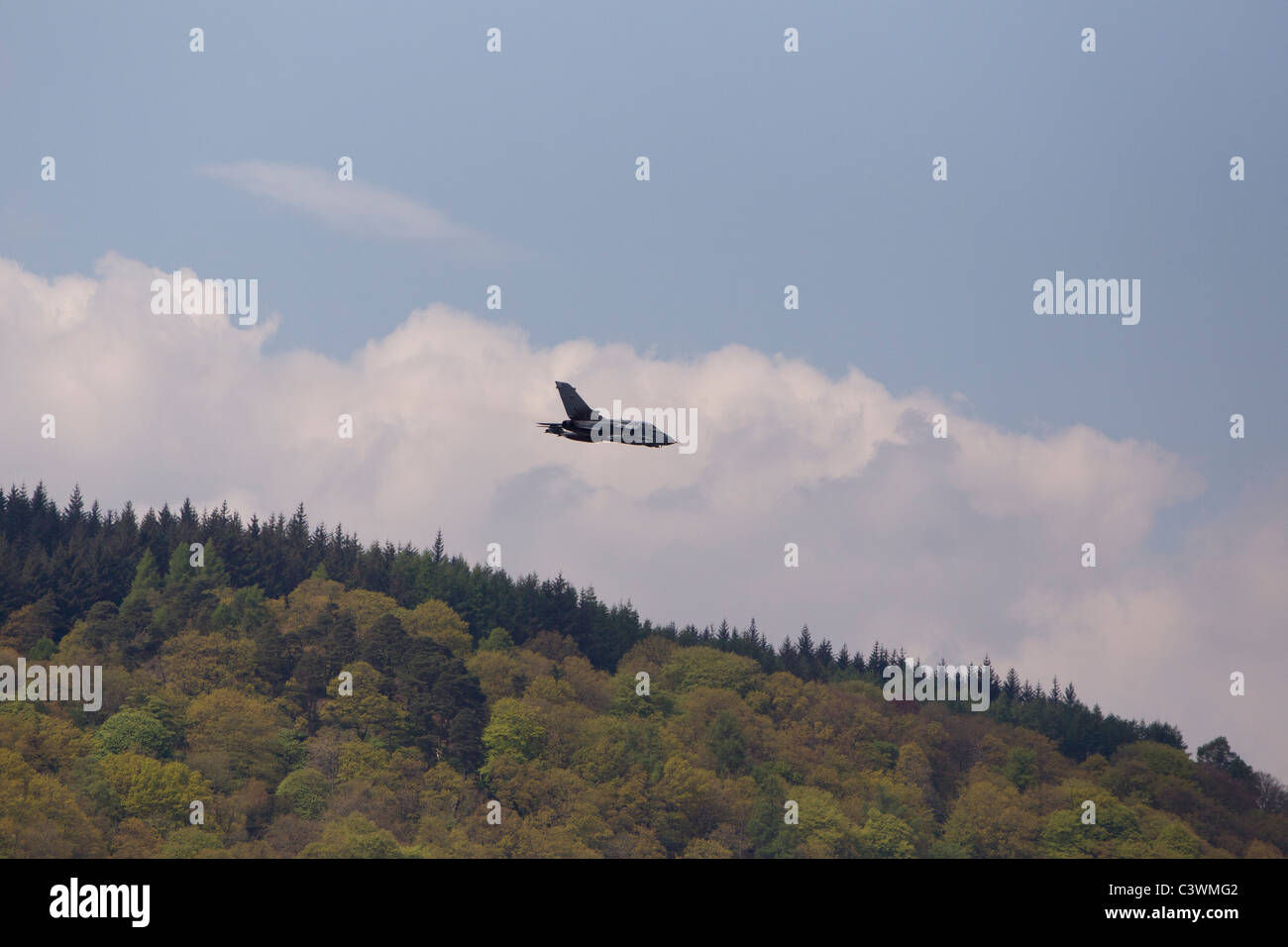 Panavia Tornado Militär niedrig fliegen über Lake Windermere Claife Hights Stockfoto