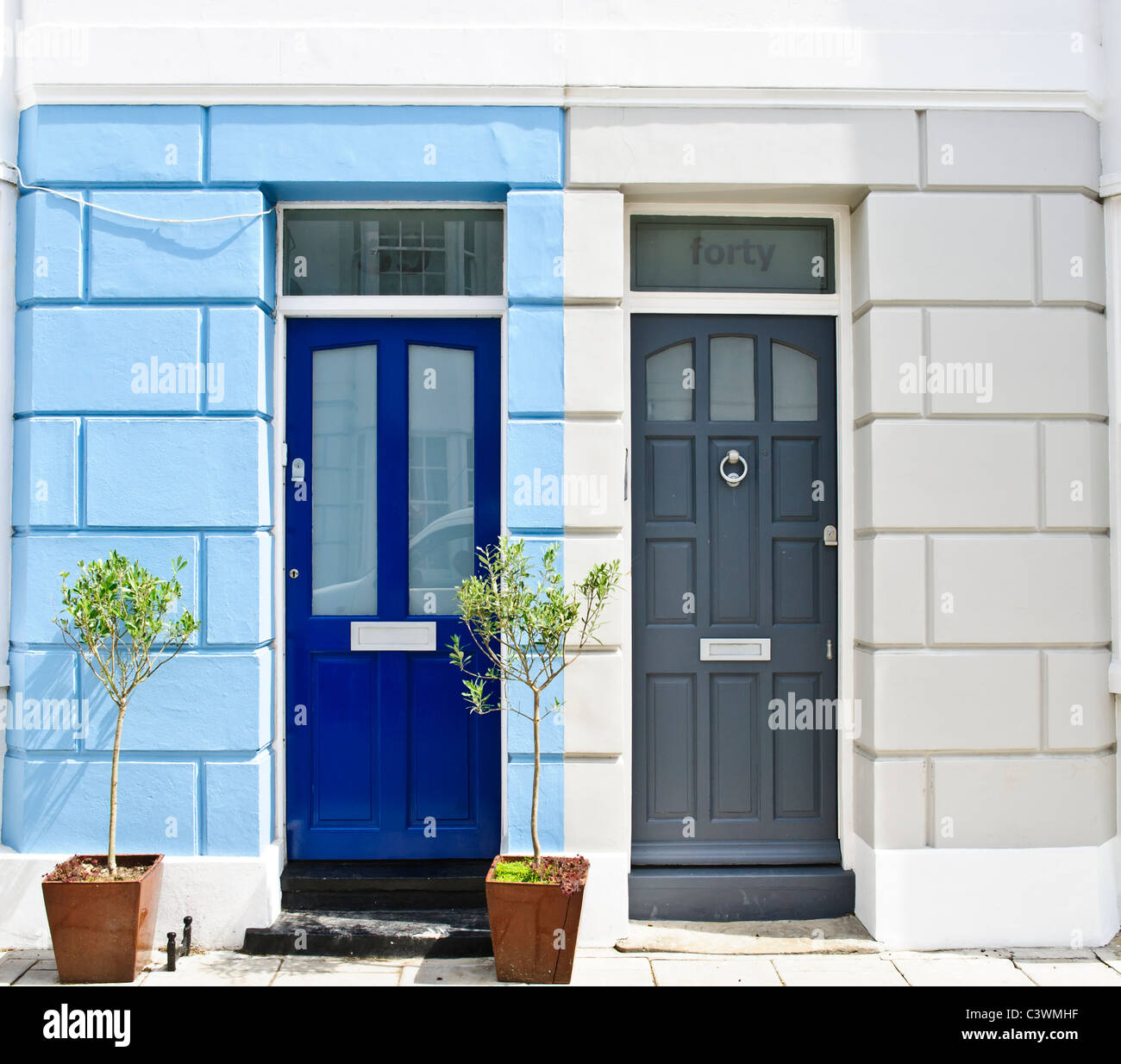 Zwei kontrastierende Haustüren auf einer Terrasse, blau und grau Brighton Stockfoto