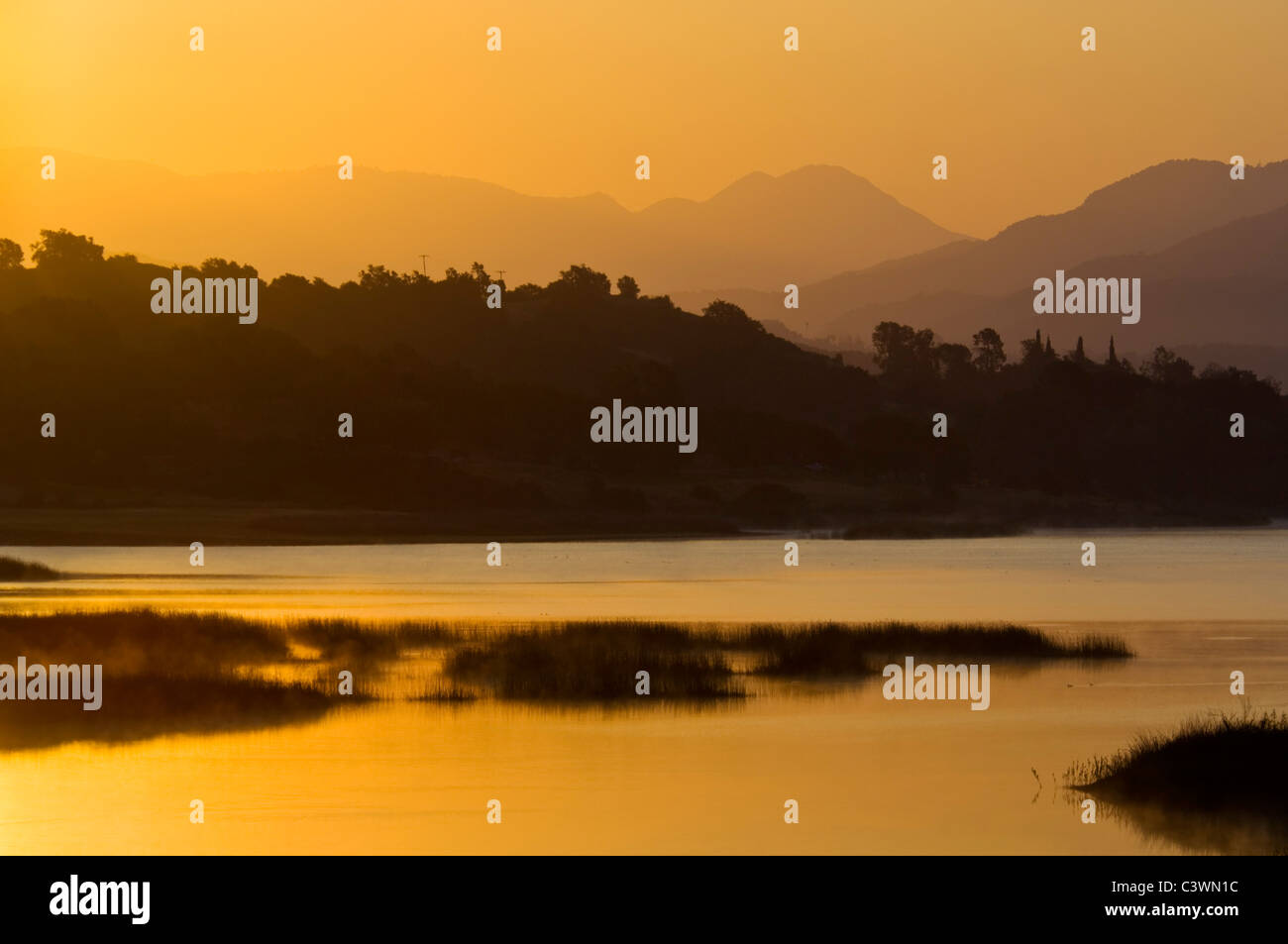 Sonnenaufgang am Morgen Licht über Lake Casitas und sanften Hügeln in der Nähe von Ojai, Kalifornien Stockfoto