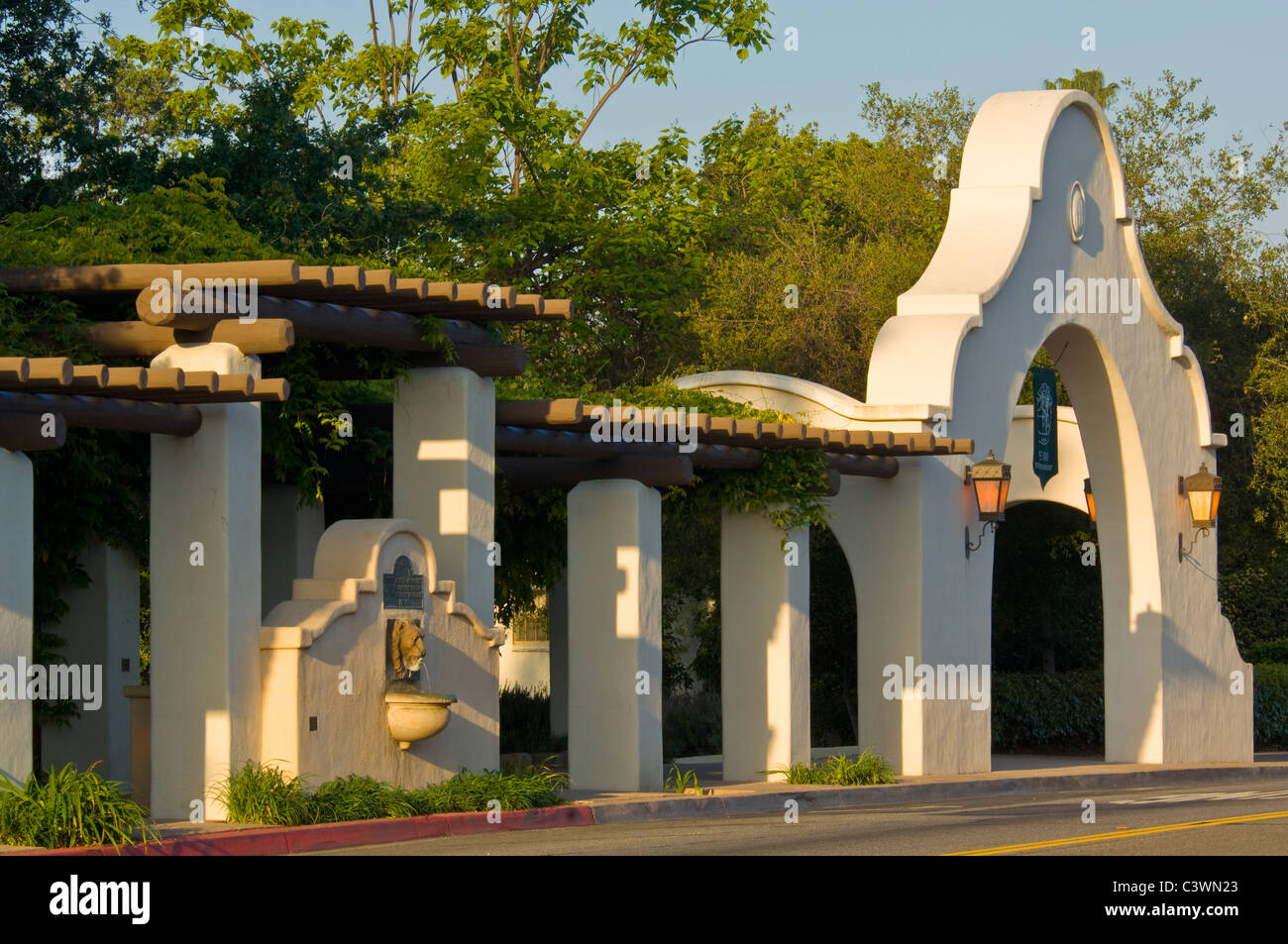 Architektur im spanischen Stil Bögen in der Promenade in Ojai, Kalifornien Stockfoto