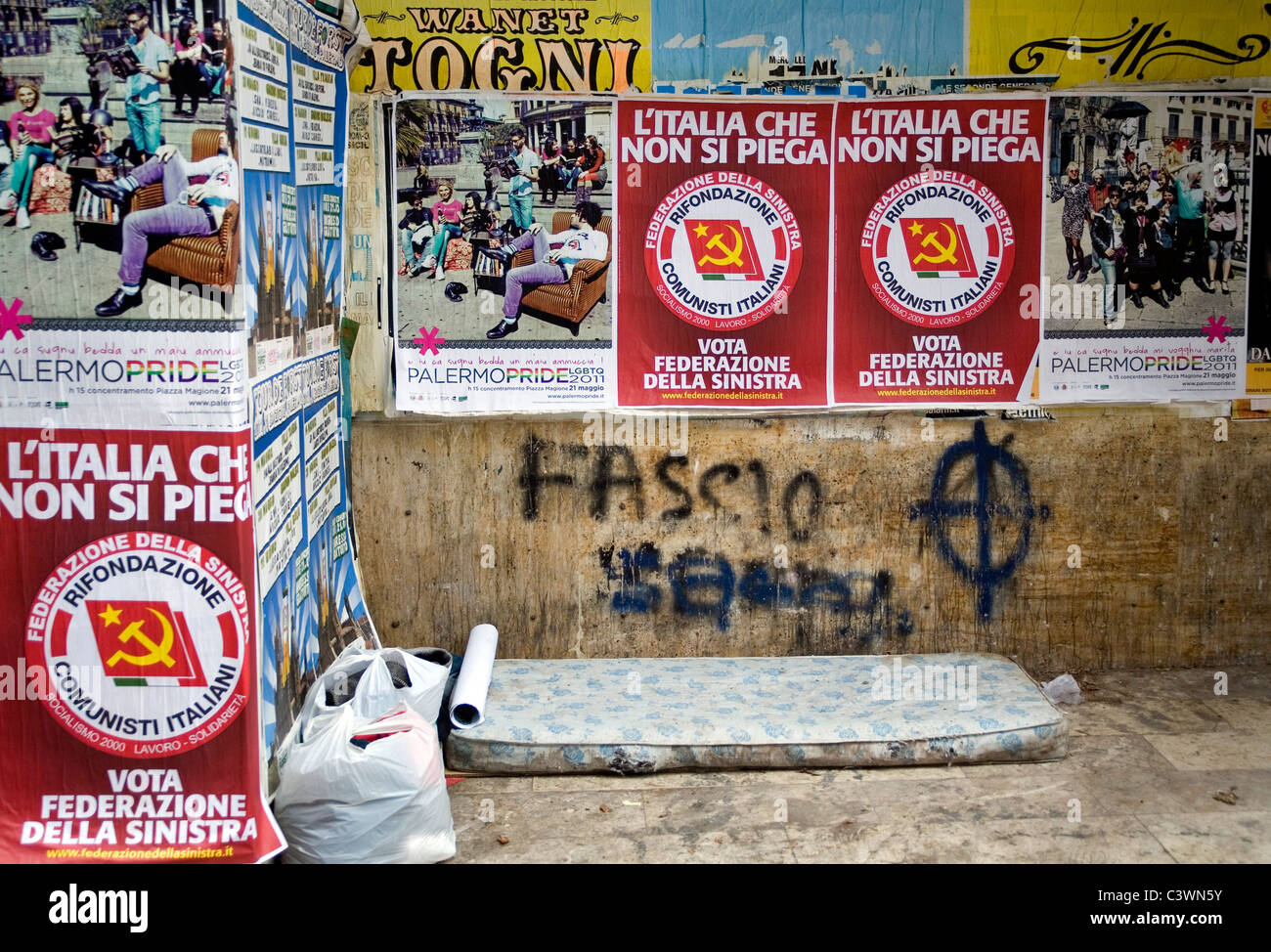 Eine schlafende Matratze in der Straße von Palermo Italien Stockfoto