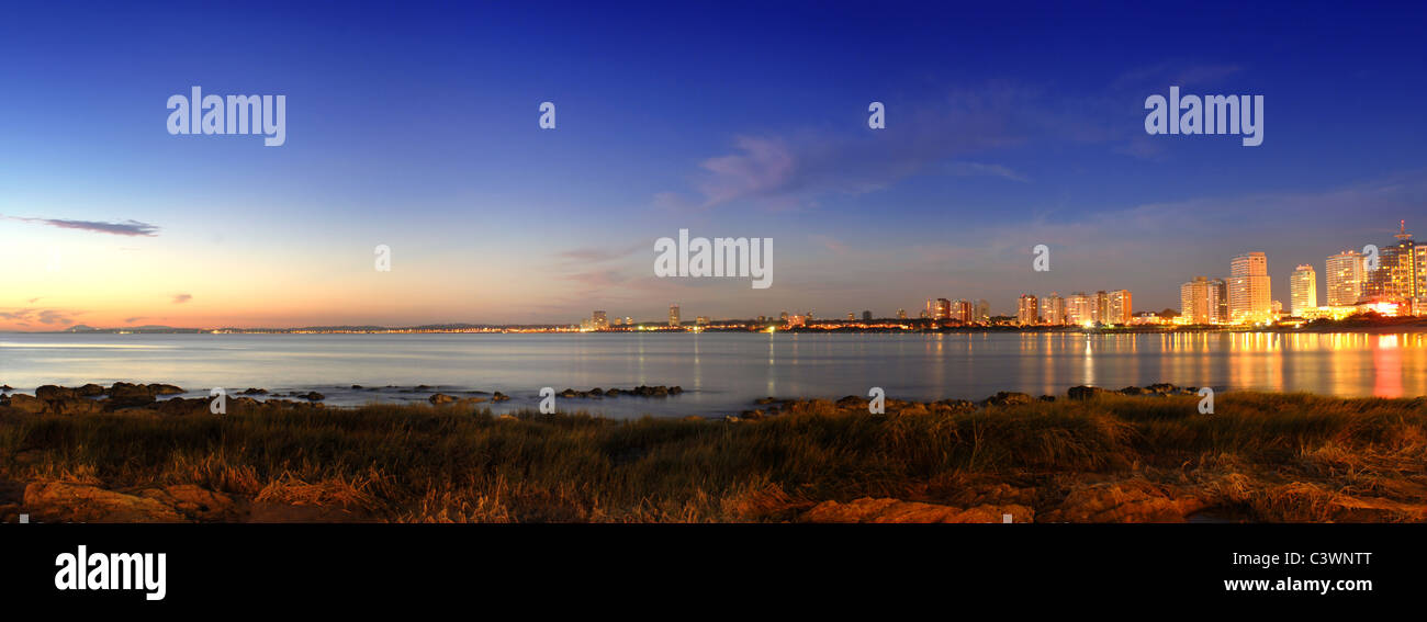 Panorama goldenen Sonnenuntergang in Punta del Este Küste Stadt. Uruguay. Stockfoto