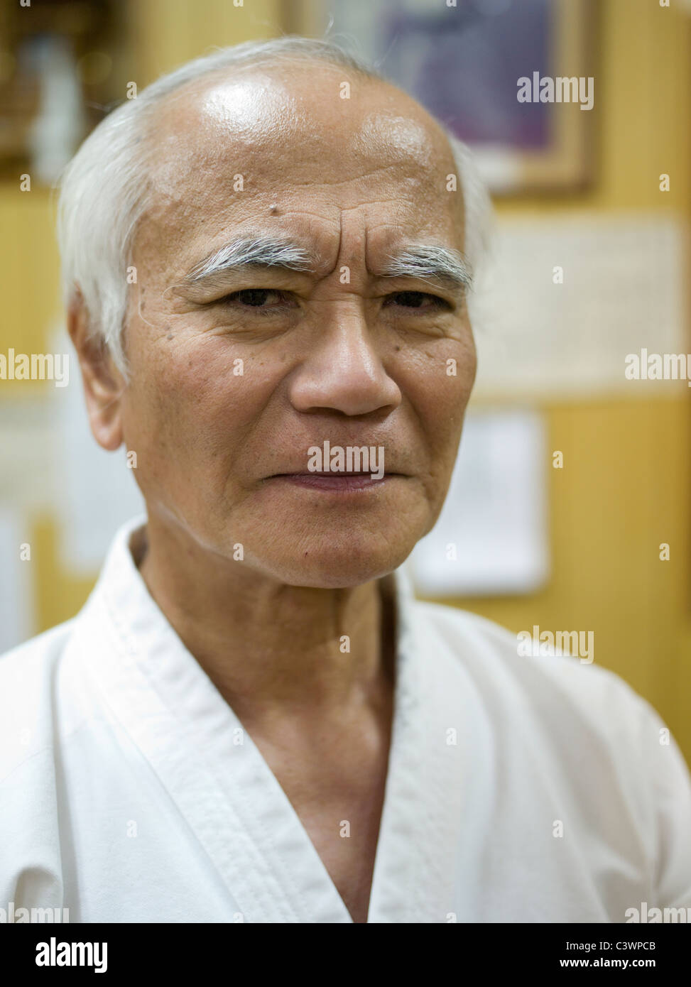 Toshimitsu Arakaki Karate-Meister der Matsubayashi / Shorinryu. In seinem Dojo in Okinawa, Japan. Stockfoto