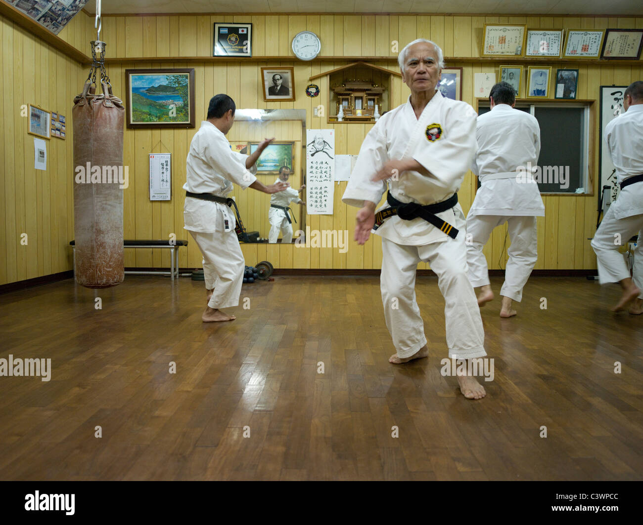 Training im Dojo des Karate Karate Meister Toshimitsu Arakaki in Okinawa, Japan. Stockfoto
