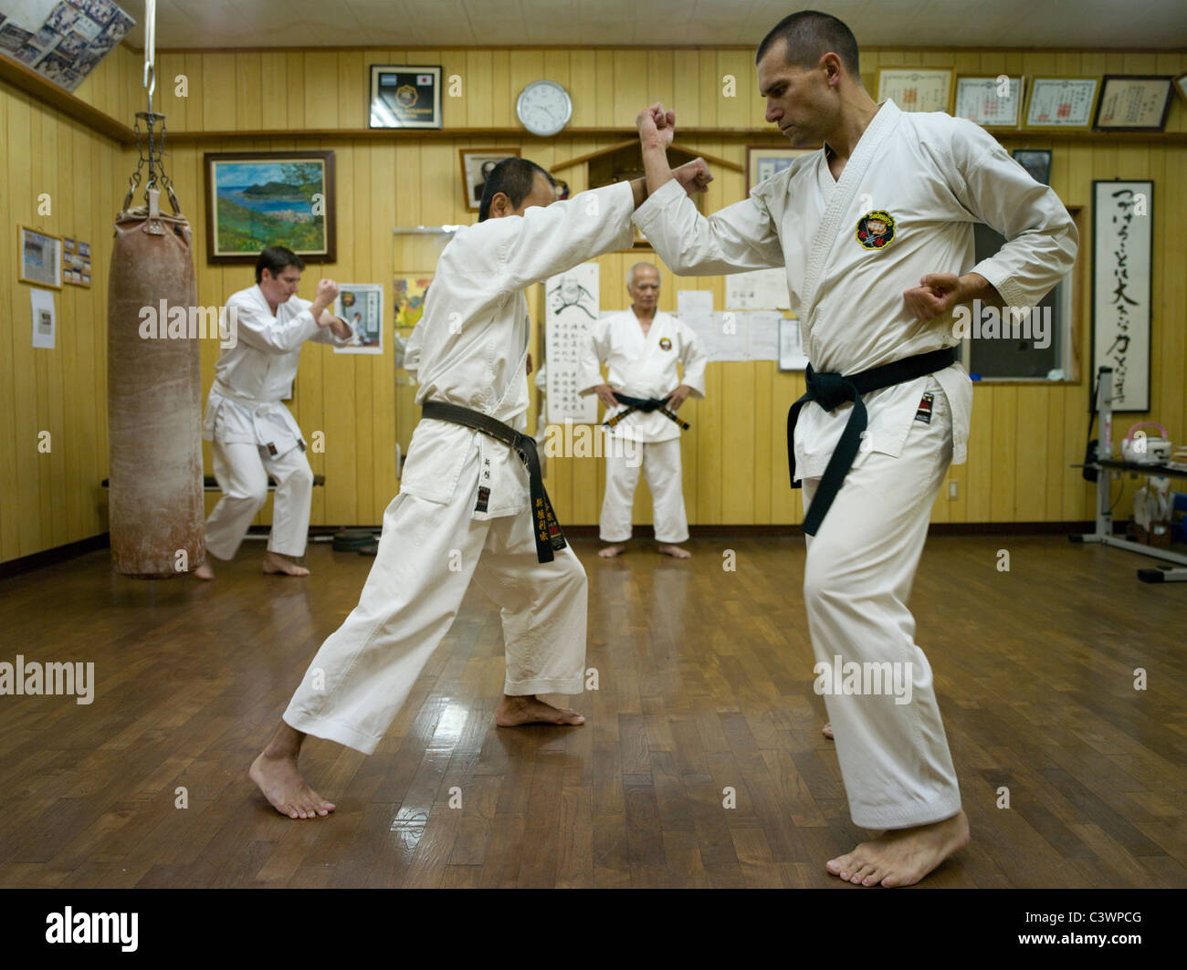 Training im Dojo des Karate Karate Meister Toshimitsu Arakaki in Okinawa, Japan. Stockfoto