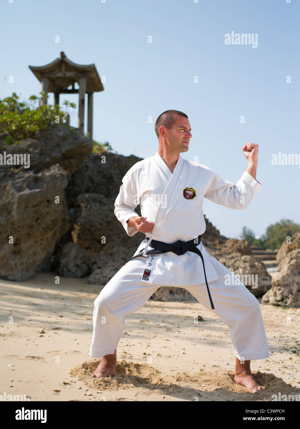 Karatetraining am Strand in Okinawa Japan die Wiege des karate Stockfoto