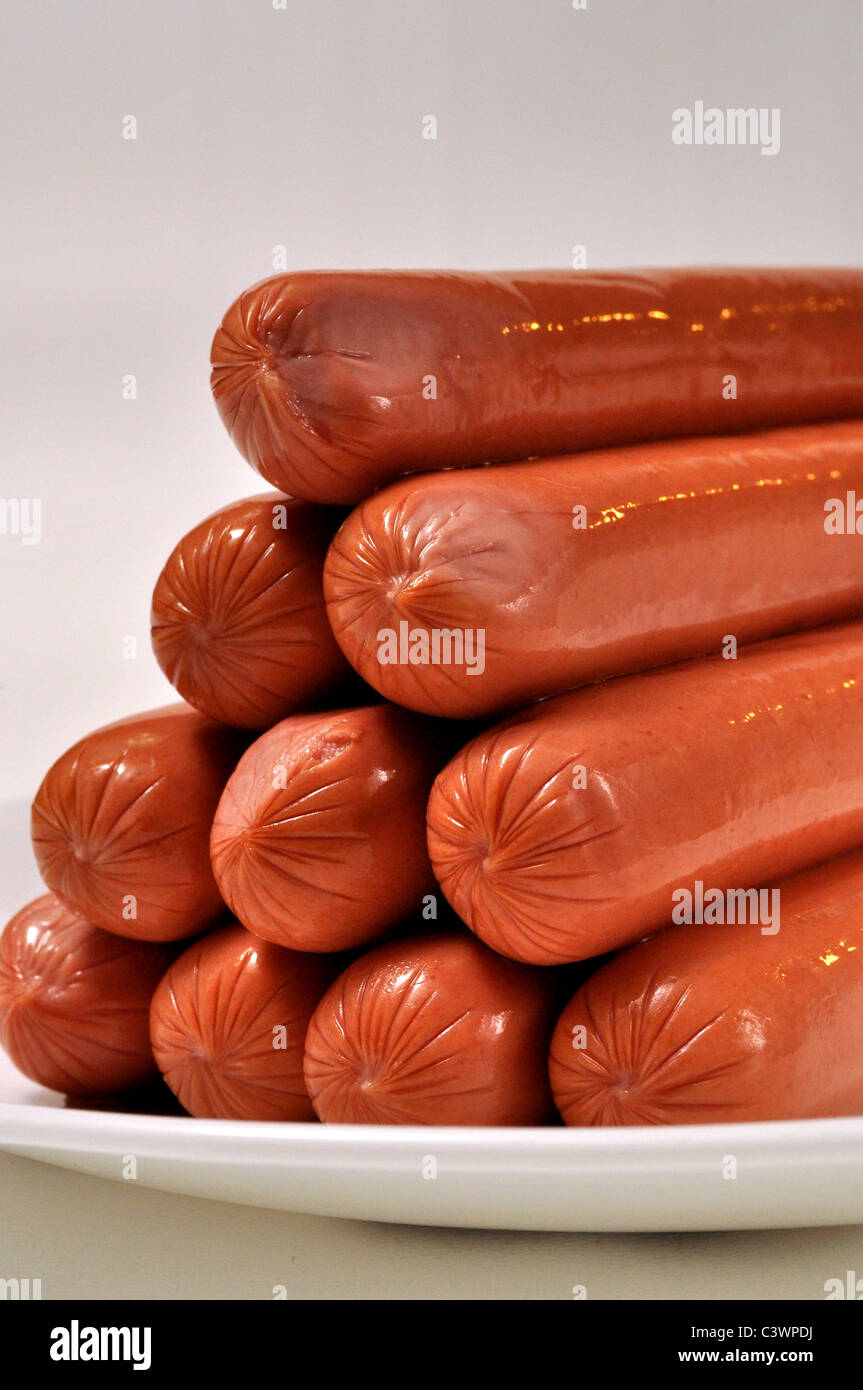 Hot Dogs warten auf den Grill. Stockfoto