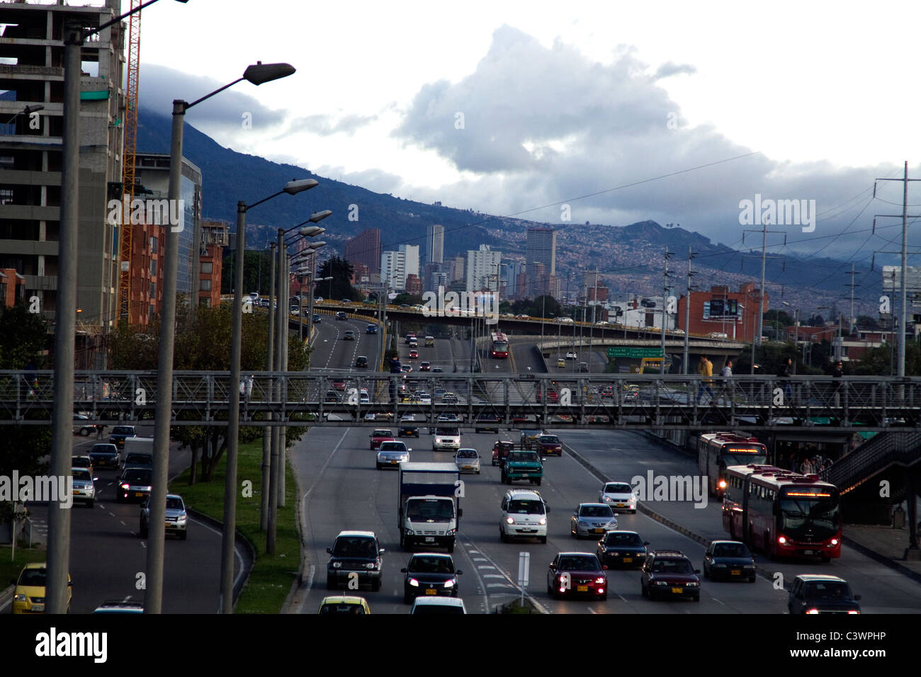 Nord Autobahn Calle 100 Blick in Richtung Innenstadt von Bogota Stockfoto