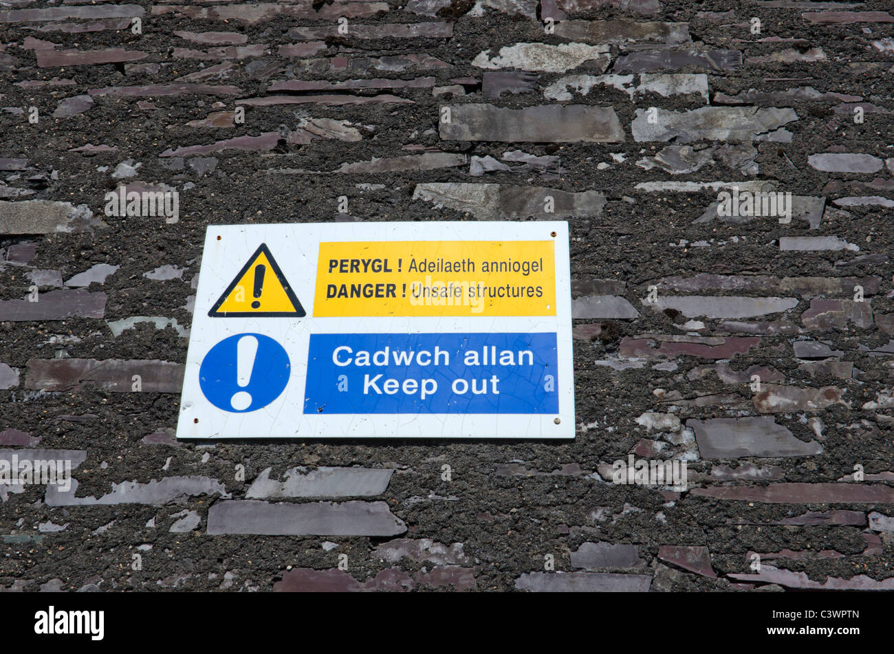 Gefahr, halten Warnung anmelden Englisch und Walisisch, bei Dinorwig Schiefer-Bergwerk, Snowdonia, North Wales, UK Stockfoto