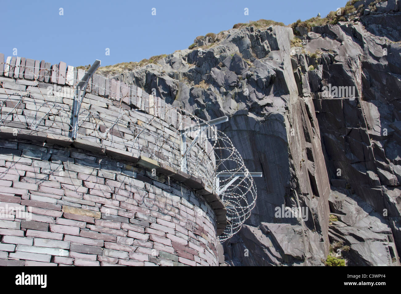 Kreisförmige Schiefer Air vent an der stillgelegten Dinorwig Schiefer mir, Snowdonia, North Wales, UK Stockfoto