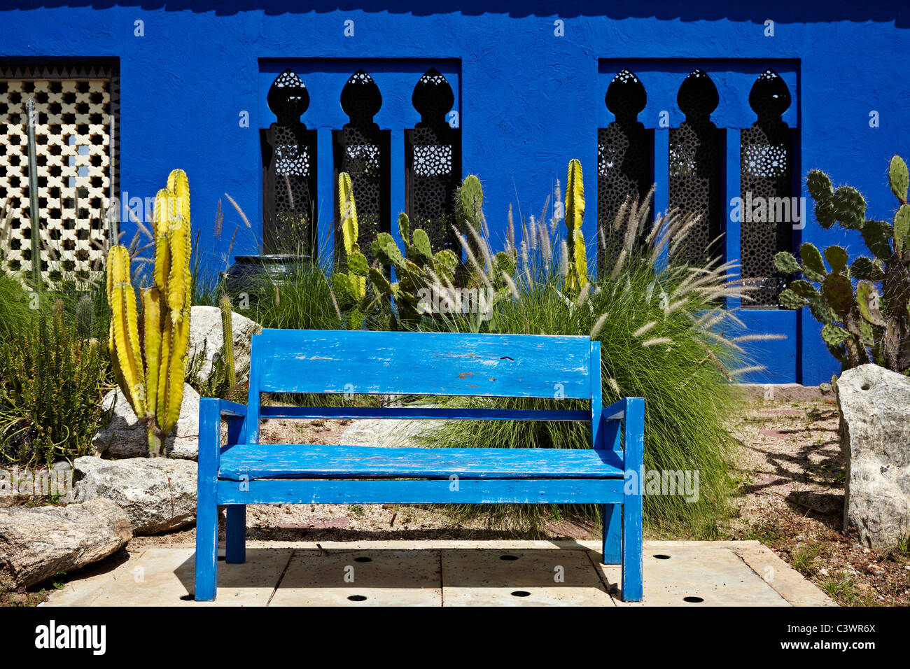 Blaues Anstrich Haus. Haus im marokkanischen Stil mit lebhaften blauen Außenlackierungen. Thailand S. E. Asien Stockfoto