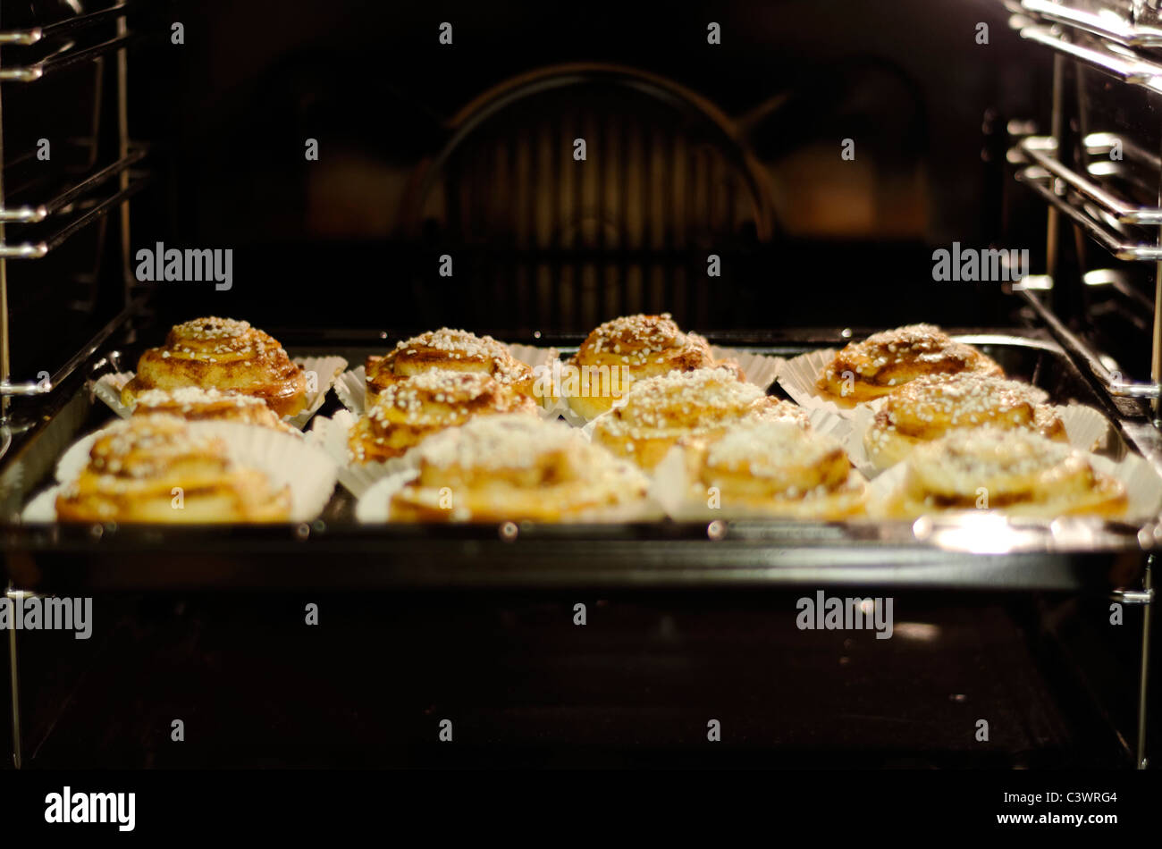 Schwedische Zimtschnecken im Ofen Stockfoto