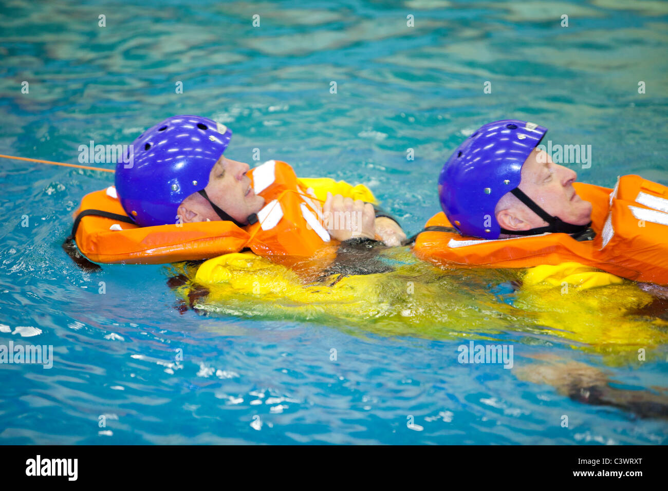 Arbeiter in der Offshore-Industrie Praxis Hubschrauber Notwasserung Evakuierung im Rahmen einer Industrie-Schulung Stockfoto
