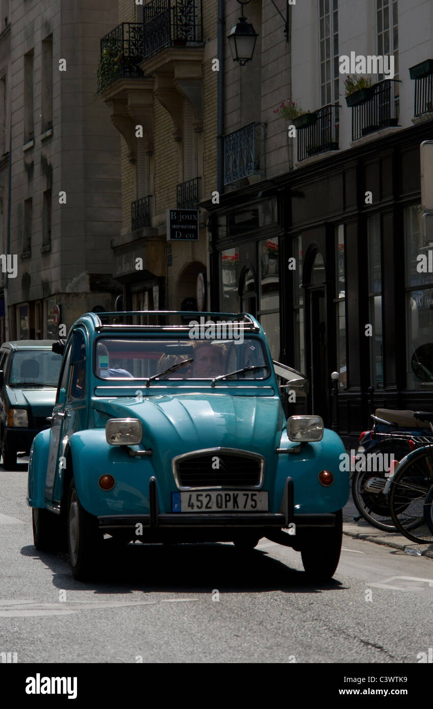 Citroen 2CV im Großraum Marais, Paris, Frankreich Stockfoto