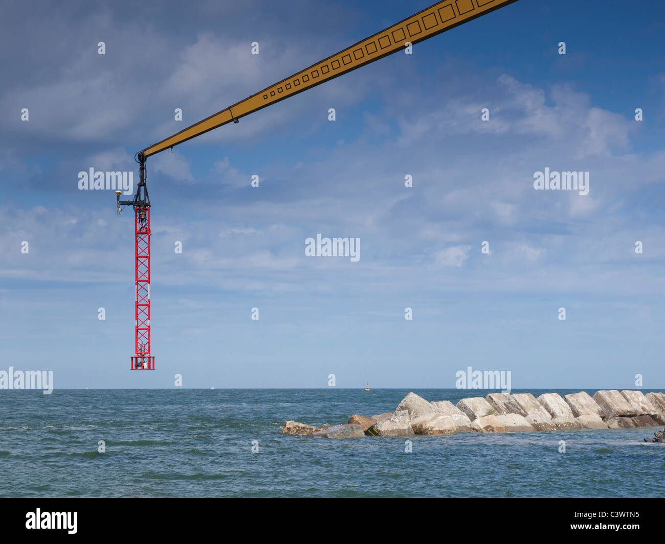 Messsonde auf Kran, verwendet, um die Position des Betons messen blockiert bis zu 50m von der Küste entfernt. Rotterdam Maasvlakte 2 Stockfoto