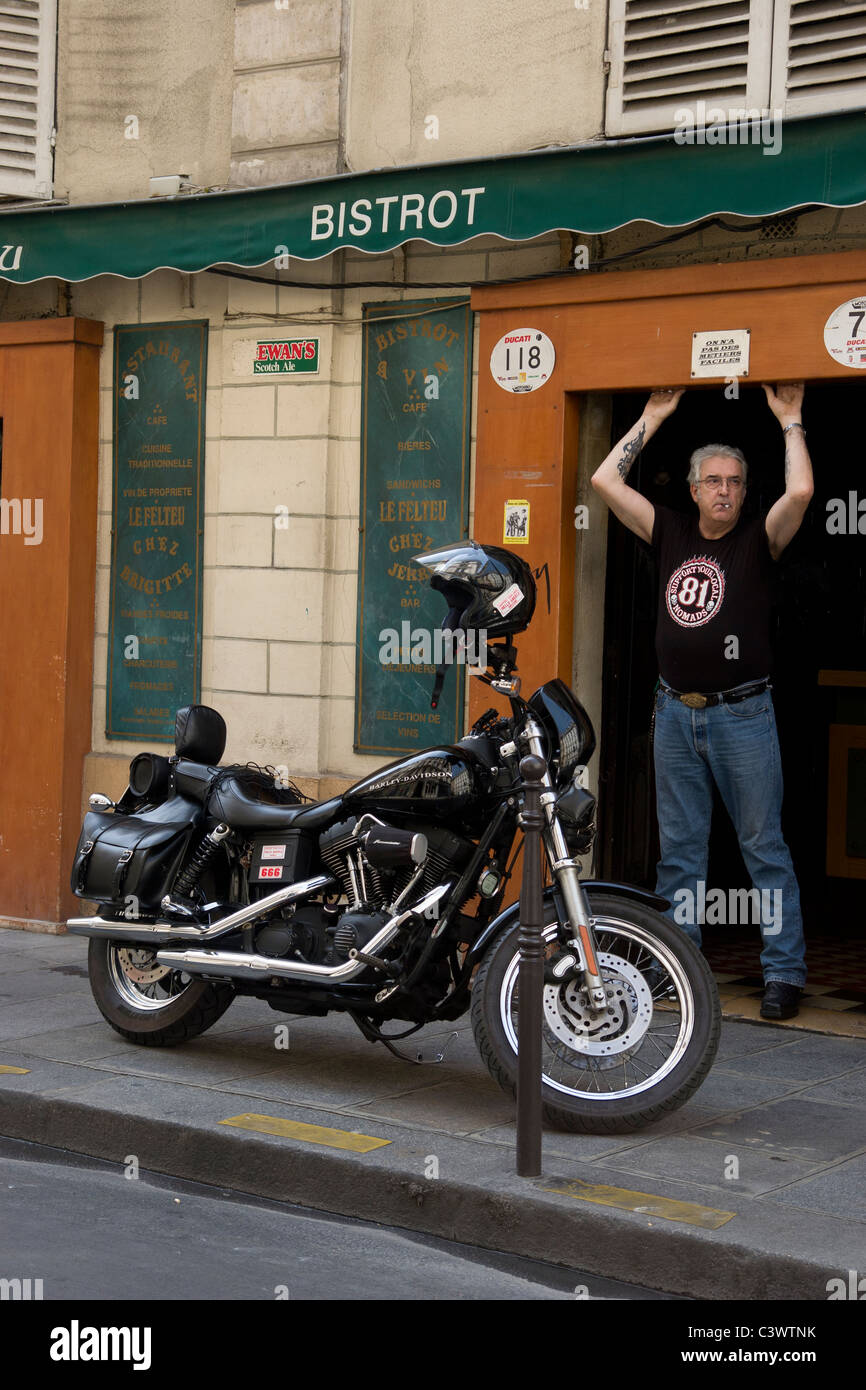 Hells Angel Biker im Marais, Paris mit Harley Davidson Motorrad Stockfoto
