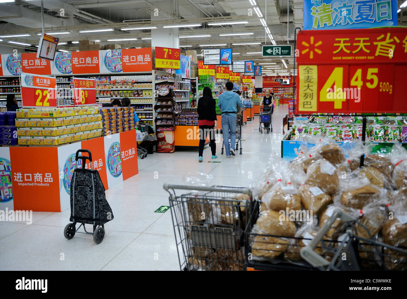 Chinesische Kunden einkaufen in einem Wal-Mart Supermarkt in Peking, China. 22. Mai 2011 Stockfoto