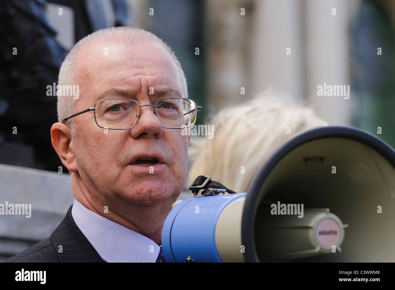 Stadtrat Victor Robinson, Herzinfarkt Borough Council Adressierung eine Schar mit einem Megaphon Stockfoto