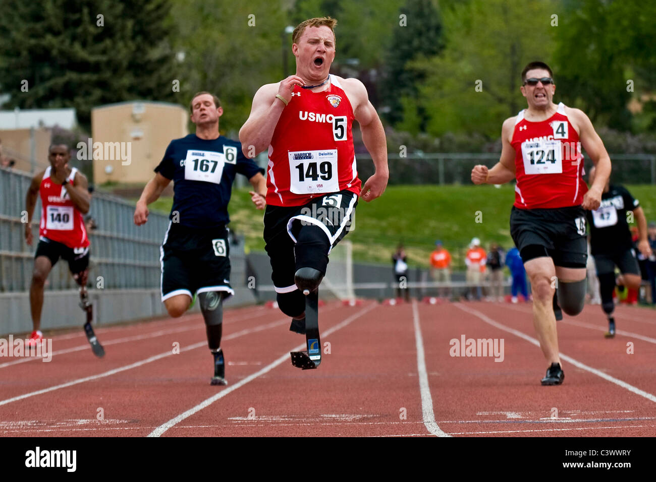 Verwundete Soldaten Sprint über die Ziellinie bei der 100-Meter-Schuss auf den Krieger Spiele Track And field Stockfoto