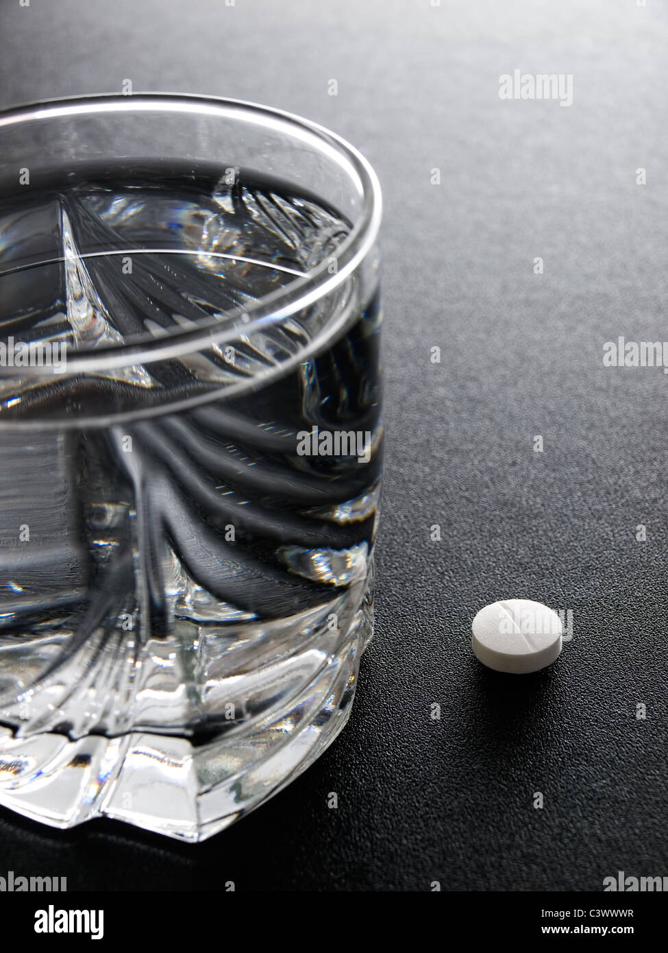 Gläser Wasser und Tablet als Routine des modernen Menschen, jeden Tag... Stockfoto