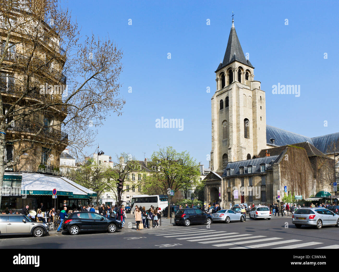 Ort St. Germain-des-Prés mit Les Deux Magots Cafe auf der linken Seite und die Kirche von Saint-Germain auf der rechten Seite, Paris, Frankreich Stockfoto